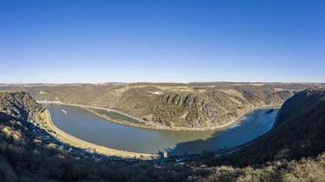 imagem panorâmica de drone da rocha loreley no rio reno tirada do lado oposto do reno sob céu azul e sol foto