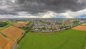 imagem panorâmica de drones da cidade hessiana de dornheim, no sul, durante uma tempestade que se aproxima e fortes chuvas foto