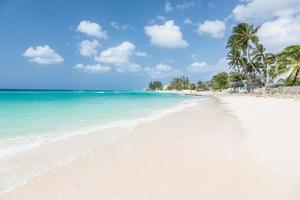 vista na praia de névoa de coral em barbados durante o dia foto