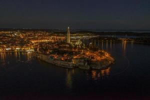 imagem aérea panorâmica da cidade histórica de rovinj e porto na croácia durante o pôr do sol foto