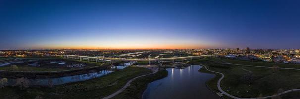 imagem aérea panorâmica do horizonte de dallas e do parque trammel crow ao pôr do sol no inverno foto