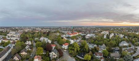 panorama drone da cidade universitária de hessian darmstadt na alemanha foto