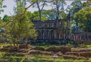 ruínas místicas e famosas de âncora wat no camboja sem pessoas no verão foto