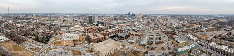 panorama drone do horizonte da cidade de kansas durante o nascer do sol foto