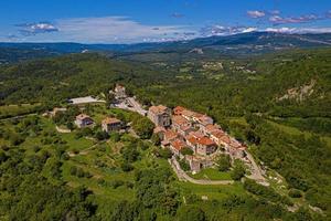 imagem aérea panorâmica de zumbido na Croácia, a menor cidade do mundo, durante o dia foto