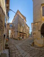 cena de rua típica da cidade medieval de groznjan na península da Ístria sem pessoas foto