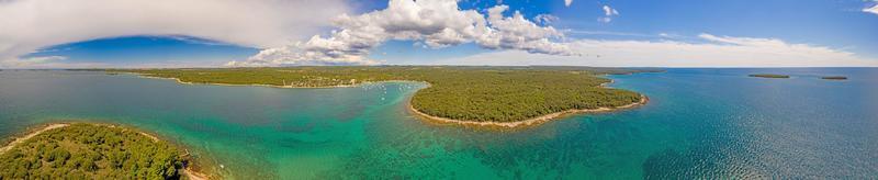 foto panorâmica de drone da paisagem típica da costa croata tirada perto de rovinj