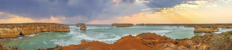 vista panorâmica sobre os penhascos escarpados ao longo da grande estrada oceânica no estado de victoria, no sul da austrália, perto de melbourne foto