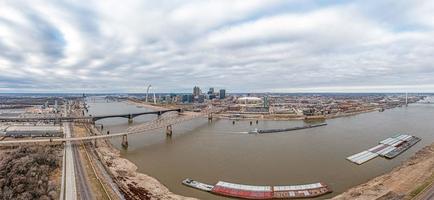 panorama drone sobre st. louis skyline e mississippi river com gateway arch durante o dia foto