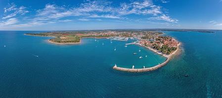 panorama de drones sobre a cidade costeira croata de novigrad com porto e passeio marítimo durante o dia foto