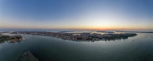 panorama aéreo da lagoa de veneza e ilha de lido durante o nascer do sol foto