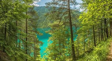 vista panorâmica sobre o lago weissensee na áustria no verão durante o dia foto