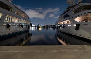 muitos navios à noite no cais no mar egeu atenas grécia foto