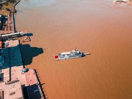 barco branco na água foto