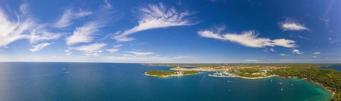imagem aérea panorâmica da cidade histórica de rovinj e porto na croácia foto