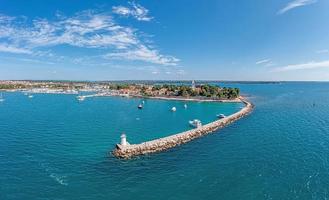 panorama de drones sobre a cidade costeira croata de novigrad com porto e passeio marítimo durante o dia foto