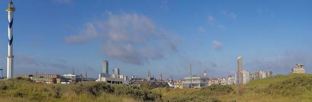 drone panorama sobre o porto e o horizonte da cidade belga de oostende foto