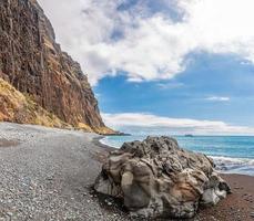 vista sobre a praia pedregosa de fajas de cabo girao na ilha portuguesa da madeira no verão foto