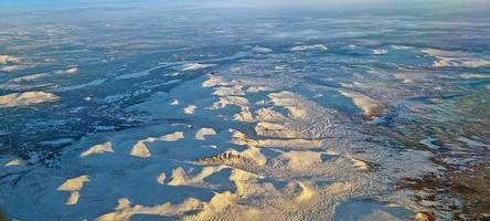 imagem da Groenlândia no inverno ao meio-dia com sol extremamente baixo foto