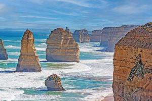 vista sobre o litoral acidentado e selvagem dos 12 apóstolos no sul da austrália foto