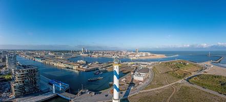 drone panorama sobre o porto e o horizonte da cidade belga de oostende foto