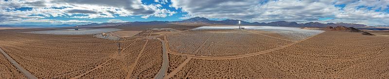 panorama de drones sobre a usina termelétrica de Ivanpah, na Califórnia, durante o sol diurno foto