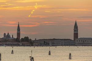 pôr do sol com resplendor impressionante sobre o centro da cidade de veneza foto