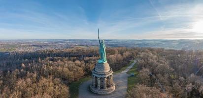 imagem de drone do monumento de arminius na floresta de teutoburg perto da cidade alemã detmold tirada pela manhã foto