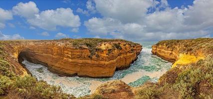 vista panorâmica sobre os penhascos escarpados ao longo da grande estrada oceânica no estado de victoria, no sul da austrália, perto de melbourne foto