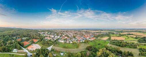 panorama de drones sobre o assentamento de hessian do sul alemão dieenbergen perto de wiesbaden à luz da noite foto