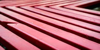 tábuas de madeira de textura pintadas de vermelho close-up foto