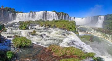 foto do espetacular parque nacional do iguaçu com as impressionantes cachoeiras na fronteira entre argentina e brasil