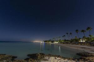 cena noturna de praia tropical na república dominicana no crepúsculo foto