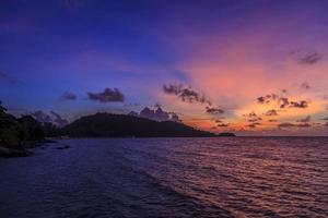 panorama de um pôr do sol em phuket com vista para a praia de tri trang foto