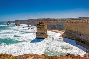 vista sobre o litoral acidentado e selvagem dos 12 apóstolos no sul da austrália foto