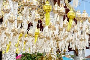 as lanternas tailandesas estilo lanna foram escritas com o nome do proprietário para pendurar na frente do templo para aguardar a cerimônia à noite. foto