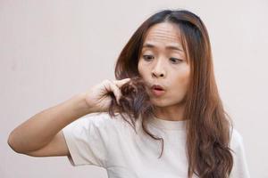 mulheres asiáticas ficam chocadas ao ver o cabelo com pontas duplas foto