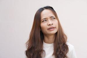 mulheres asiáticas estressadas com o trabalho, então ele parece entediado. foto