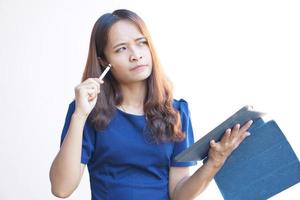 mulher asiática olhando para um monitor de computador portátil e elaborar um plano de negócios
