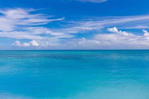 vista do mar com horizonte de mar e céu azul profundo em tempo calmo e ensolarado. vista panorâmica do mar linda com nuvens em um dia ensolarado. vista infinita do mar azul foto