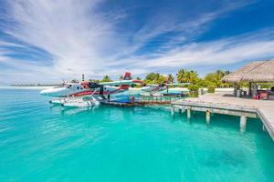 19.05.2019 - atol de ari, cena exótica das maldivas com hidroavião das vias aéreas trans maldivas no desembarque no mar das maldivas. férias ou férias no fundo do conceito de maldivas. transporte de férias de verão foto