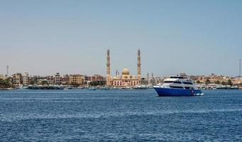barco perto da costa no mar vermelho Egito foto