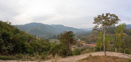 pontos de vista na província de ratchaburi do distrito de suan phueng, tailândia. foto