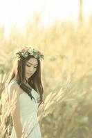 menina bonita em um jardim de flores de primavera 1 foto