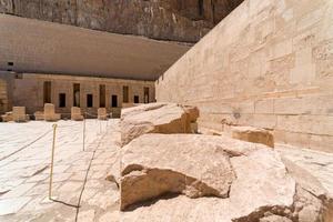 antigo templo com hieróglifos na parede no Egito foto