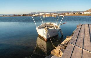 barco atracado no mar egeu na grécia foto