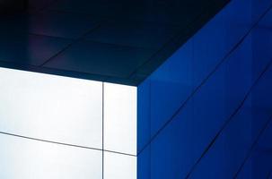 fragmento da parede de um edifício azul moderno sobre um fundo branco foto