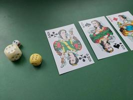 Kyiv, Ucrânia - 15 de janeiro de 2023 jogando cartas na mesa verde foto