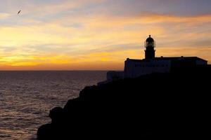 farol do cabo são vicente, sagres, portugal ao pôr do sol foto