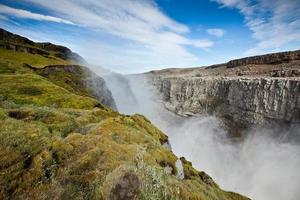 cachoeira dettifoss na islândia sob um céu azul de verão foto